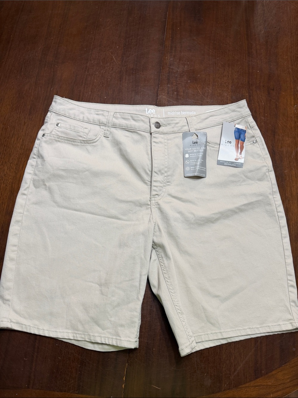 NWT Lee Women’s Size 18 Reg. Fit Midrise Bermuda Shorts Beige Design to Flatter